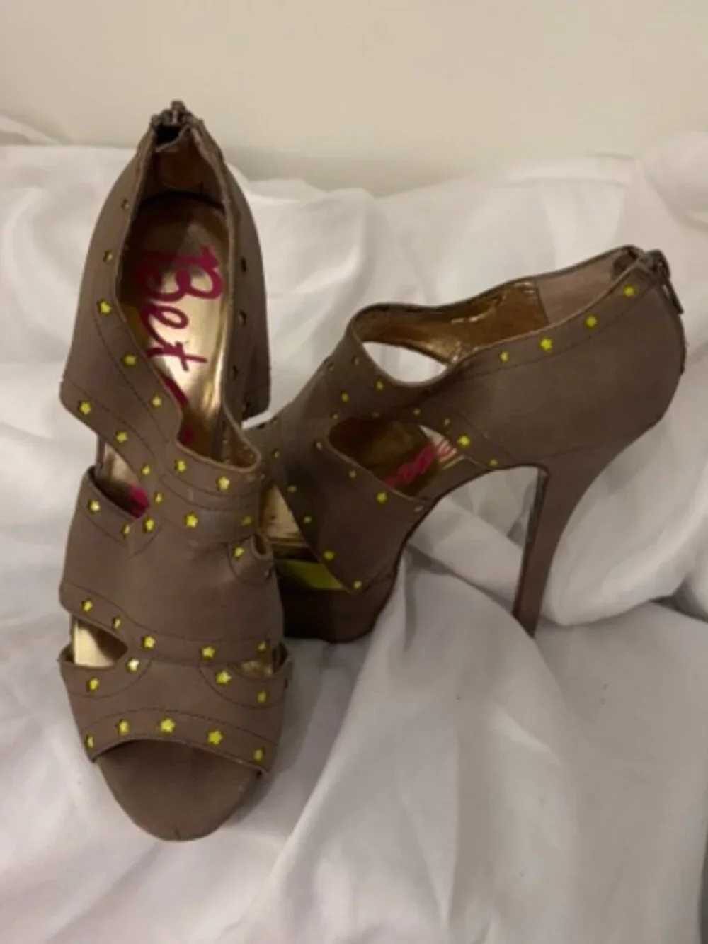 Betseyville by Betsey Johnson Tan Neon Yellow Platform 5